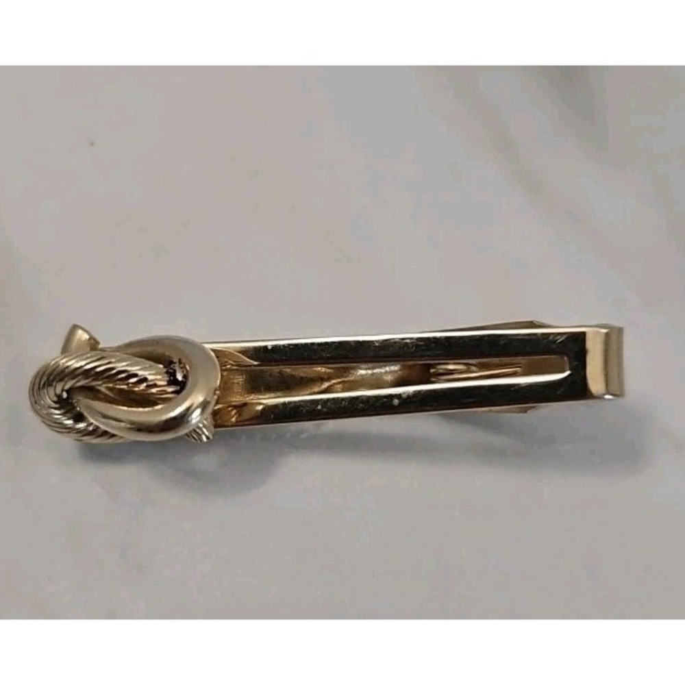 Vintage Swank Signed Gold Tone Faceted Metal Knot Tie Bar Clip